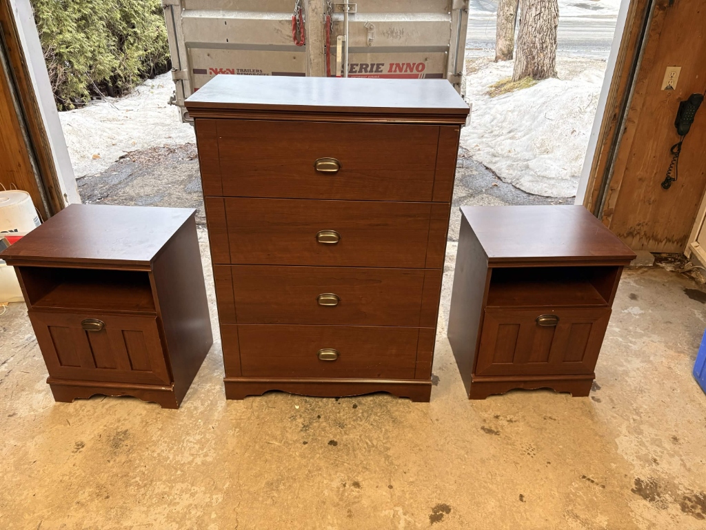 Ramassage meubles chambre — Rive-Sud Enlèvement de meubles de chambre — commode et tables de nuit — Ramasse Vite Rive-Sud