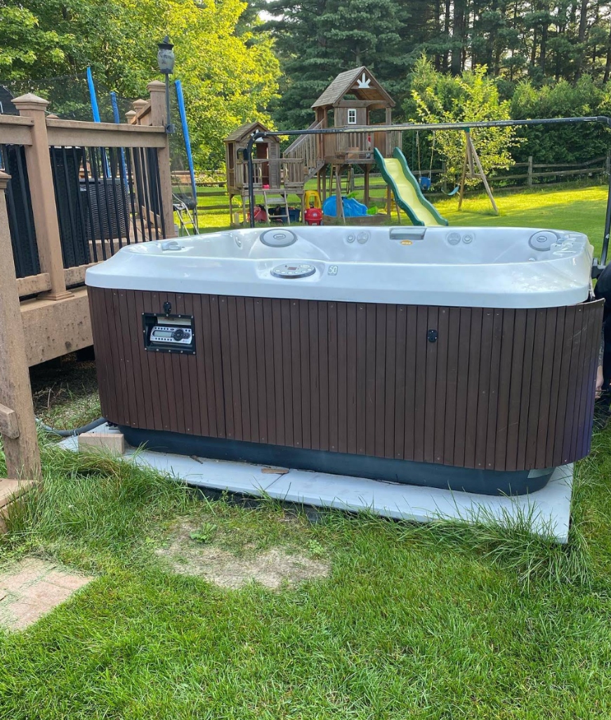 Enlèvement spa et objets lourds — Rive-Sud Enlèvement d'un spa hot tub lourd — service spécialisé Ramasse Vite Rive-Sud